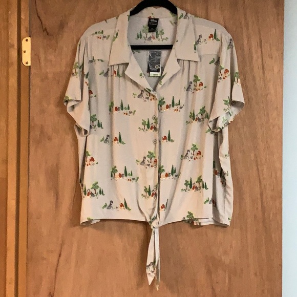 DISNEY OUR UNIVERSE LADY & THE TRAMP Women’s Tie-Front TOP! Dogs Movie Classic - Picture 4 of 8